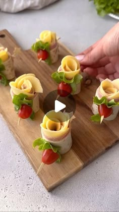 Presentation Of Food, Buffet Ideas Food Party, Mesa Finger Food, Tea Party Finger Foods, Finger Foods Appetizer Recipes, Finger Foods For Party, Ham Roll Ups, Charcuterie Appetizers, Food Reels