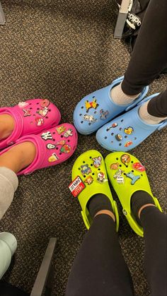 Stucco Crocs, Crocs Fashion Street Styles, Crocs Inspiration, Crocs Outfit Summer, Croc Fashion, Designed Crocs, Faux Locs Marley Hair, Charm Crocs, Summer Aesthetic Pictures