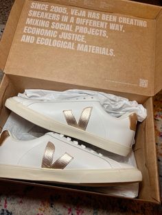 Gold Veja Sneakers Outfit, Veja Sneakers Gold, Veja Sneakers Outfit, Gold Shoe, Sneakers Trendy, Veja Shoes, Veja Sneakers, Shoe Inspo, Sneakers Outfit