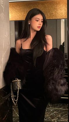 Ulzzang Dress, Girls Black Dress, Queen Outfit, Modest Dresses Casual, Uzzlang Girl, Prom Outfits, Fur Fashion, Cute Selfie Ideas