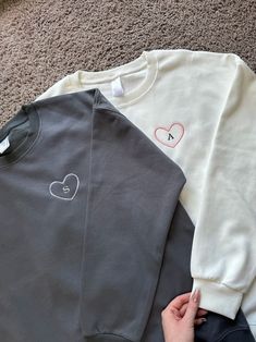 Our Custom Initial Sweatshirt with Embroidered sleeves is a unique and high quality product!  💝Great gift for: -Valentine's Day Gift  -Engagement Gift  -Wedding Gift -Anniversary Gift  -New Couples  -Newly Weddings  -Mother's Day Gift  -Personalized Gift  -Gift for friend/boyfriend/husband  -Gift for girlfriend/ wife  -Bachelor Gift  -Matching gift  -New Mom gift -Your Special Occasion 🪡These sweatshirts are EMBROIDERED. 📏Sizes are unisex. We have the size chart in cm and inches at the end of Cute Hoodie With Custom Embroidery And Crew Neck, Cute Custom Embroidered Crew Neck Hoodie, Cute Embroidered Long Sleeve Hoodie, Fall Season Hoodie Sweatshirt As A Gift, Fall Sweatshirt Hoodie As A Gift, Fall Hoodie Sweatshirt As Gift, Casual Hoodie Sweatshirt For Gift, Casual Hoodie Sweatshirt As Gift, Long Sleeve Relaxed Fit Hoodie As Gift