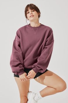 Oversized Sweatshirt Outfit, Outfit Petite, Crewneck Sweaters, Crewneck Style, Crewneck Design, Oversized Crewneck, Closet Essentials, Sweatshirt Outfit, Autumn Aesthetic