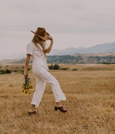 The classics always stay grounded. The silhouette of the Dublin clog is an absolute classic that has been a favorite for years and will continue to be that. The clean and minimalistic aesthetic is what makes this clog a shoe to invest in now and love forever.⁠ ⁠ #handmadewithlove #handcrafted #fashion #shoes #clogs Sandgrens Clogs, Womens Clogs And Mules, High Heel Clogs, Minimalistic Aesthetic, Swedish Clogs, Stay Grounded