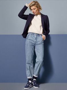 Deze tapered fit mom jeans voor dames van edc Women is gemaakt van denim en is voorzien van een krijtstreeppatroon. Het 5-pocket model heeft een hoge taille en heeft een rits- en knoopsluiting. Combineer met een blazer om je casual outfit een chique touch te geven. Fit Mom, Medium Blue, Casual Outfit, Blue Denim, Mom Jeans