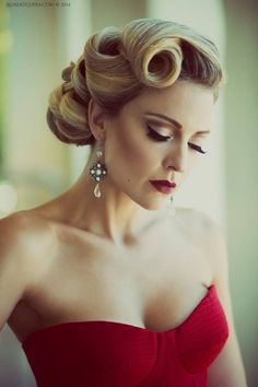 If you’re on the hunt for a wedding hairstyle that says ‘Vintage Vixen’ but still lets you look like yourself, look no further than these 16 seriously chic, vintage-inspired wedding hairstyles. From 20s style pin curls and sensational 60s chignons to retro 50s rolls, vintage hairstyles come... Half Up Half Down Wedding Hair Vintage, Architectural Hairstyles, 1920s Low Bun, Vintage Wedding Hairstyles With Veil, Second Marriage Wedding Dress, Structured Hairstyles, 50s Wedding Hair, 1950s Updo, 50s Hairstyles Women