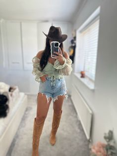 cowboy hat, wild wild western wear, western fashion, uk western fashion, uk style, cowboy boots, cowboy, cowgirl, uk country, boho western style Jalisco Outfits, Summer Western Outfits, Summer Cowgirl Outfits, Country Girl Style Outfits, Western Inspired Outfits, Vaquera Outfits, Style Cowboy Boots, Boho Western Style