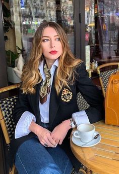 El pañuelo al cuello o a la cabeza: ¿con qué tendencia te quedas? - Foto 7 Outfit Formal Juvenil, Old Money Outfits, How To Look Expensive, Outfits For Fall, Sassy Outfit, Look Expensive, Europe Outfits, Preppy Chic