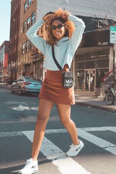 Rust colored mini skirt light colored pullover sweater white sneakers Corduroy Skirt Outfits, Midi Skirt With Sneakers, Corduroy Skirt Outfit Summer, Corduroy Skirts, Skirts With Sneakers, Fall Mini Skirt, Skort Outfit, Skirt Outfit Summer