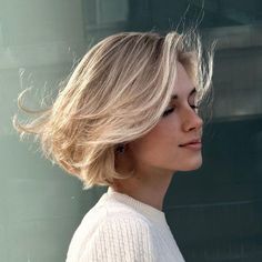 The '90s Bob - Behindthechair.com Cool Blonde Hair Color, Hair Color Inspiration, Cool Blonde Hair Colour, Chic Haircut, Cool Blonde Hair, Peinados Recogidos, Cool Blonde, Big Chop, Haircut And Color