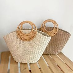 【Material】This woven bag is hand-woven from PU leather cut into leather strips of a specific width,fine and firm workmanship,soft leather gives a comfortable feel! 【Structure】Open it, there is a main pocket,It can store mobile phones, chargers, glasses, and eyeshadow palettes; the side zipper pocket can store small items, such as lipstick, keys and card.It can meet the necessities of daily travel! 【Occasion】The handmade bag can be carried on one shoulder or by hand, casual and fashionable, suita Diy Tas, Diy Bag Making, Straw Weaving, Braided Bag, Womens Beach Fashion, How To Make Purses, Round Handle, Leather Cuts, Beige Style