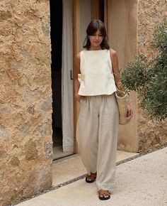 Linen Outfit Summer, Trendy Outfits Indian, Tropical Outfit, Timeless Outfits, White Linen Pants, It Girls, B Fashion, Blouse Outfit, Formal Outfit