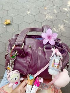 Purses With Keychains, Cute Shoulder Bags For School, Aesthetic Bag Keychains, Bags With Keychain, Cute Bag Keychains, Aesthetic Bag Charms, Keychains On Bag, Flip Phone Charms, Pink Shoulder Bag Outfit