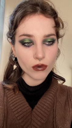 Brow Eyeshadow Look, Brown Makeup Green Eyes, Green Makeup Green Eyes, Brown Glitter Eyeshadow Looks, Simple Dark Eyeshadow Looks, Metallic Green Eyeshadow, Makeup Ideas Green Eyeshadow, Green Brown Eye Makeup, Black Green Eyeshadow