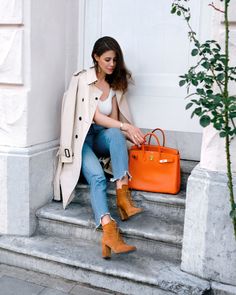 Orange Purse Outfit, Orange Bag Outfit, Beige Monochrome Outfit, Orange Outfits, Burberry Trenchcoat