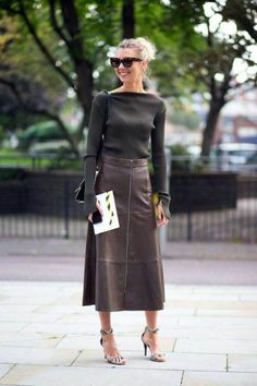 London Street Style Spring, Street Style Skirt, Long Leather Skirt, Fancy Skirts, Brown Leather Skirt, Style Désinvolte Chic, London Fashion Week Street Style, London Fashion Weeks, Brown Skirt