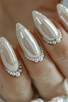 Classy Nail Aesthetic, Regency Era Inspired Nails, Bridgerton Inspired Nails Ideas, Brown Nails With Pearls, Pearl Themed Nails, Pearl Accent Nails, Bridgerton Aesthetic Nails, Bridgeton Nails, Pearl Design Nails