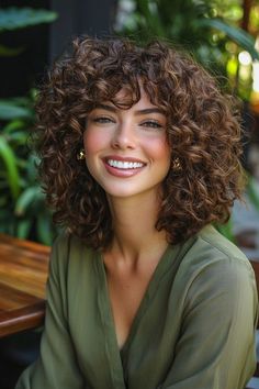 Woman Curly Haircut, Curly Short Layered Haircuts, Short Hair With Curly Hair, Curly Hair Short With Bangs, Highlights For Curly Hair Natural Curls Brunettes, Short Curly Layered Haircuts, Face Framing Curly Haircut, Hair Color For Curly Hair Natural Curls, Curly Layered Bob With Bangs