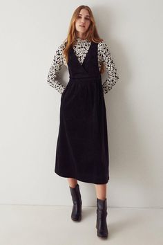 Denim Dress With Turtle Neck, Style Black Dress Casual, Layering With Dresses, Black Midi Dress Outfit Winter, Winter Midi Dress Outfit, Black Pinafore Dress Outfit, V Neck Dress Outfit, Courdory Dress Outfit, Courdory Dress