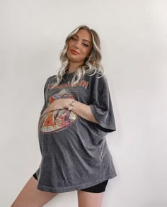 @balynbrittany Country Concert Outfit Ideas Pregnant, Pregnant Graphic Tee Outfit, Pregnant Rocker Style, Pregnant Tshirt Outfit, Pregnant Alternative Style, Grunge Pregnancy Outfits, Grunge Maternity Outfits, Alt Pregnancy Outfits, Alt Maternity Outfits