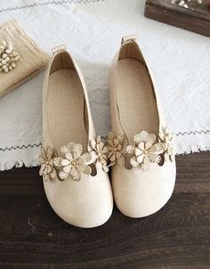 Features: 
 Item Type: Retro Flat Shoes 
 Gender: Women 
 Main Material: Cowhide 
 Heel Type: Flat 
 Upper Material: Cow Leather 
 Heel Height: Low (1-3cm) 
 Closure Type: Slip-on 
 Color: Coffee, Black, Yellow, Beige 
 Size: 35-40 Flat Shoes For Women, Yellow Beige, Flower Soft, Coffee Black, Color Coffee, Retro Jewelry, Chunky Heels Sandals, Fur Boots, Winter Boots Women