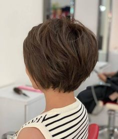 Stacked Angled Bob Hairstyles With Bangs, Back View Of Pixie Haircut, Back View Short Hair, Easy Mom Hairstyles, Medium Length Prom Hairstyles, Bob Haircut Back View, Fav Hairstyles, Lisa Hair