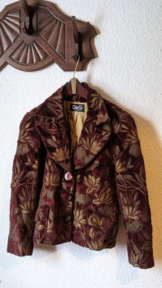 Vintage Dolce Gabbana Jacket (D&G Size 30 / 44.) English The material is a deep red velvet with gold leaf pattern embroidered all over. Gold interior lining with Dolce Gabbana brand marking repeated as pattern. In good condition with little to no signs of wear. Deutsch Das Material ist ein tiefroter Samt mit einem überall aufgestickten Blattgoldmuster. Goldfarbenes Futter mit wiederholtem Dolce Gabbana-Logomuster. In gutem Zustand mit geringen bis keinen Gebrauchsspuren. Red Velvet Outerwear For Fall, Long Sleeve Brocade Outerwear For Fall, Vintage Velvet Outerwear For Fall, Red Velvet Outerwear For Winter, Vintage Velvet Blazer For Fall, Fall Brocade Long Sleeve Outerwear, Fall Long Sleeve Brocade Outerwear, Luxury Vintage Outerwear In Burgundy, Red Velvet Winter Outerwear