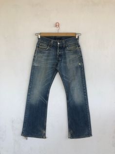 Vintage Levis 512 Boot Cut Jeans Flare Denim Knopfleiste - BS40549. manuelle Messung (liegend im flachen Bereich): 1) Taille: 38 cm. 2) Rise: 10 Zoll. 3) Hüften: 55 cm. 4) Eng: 11,5 Zoll. 5) Außennaht: 41 Zoll. 6) Schrittlänge: 30,5 Zoll. 7) Beinöffnung: 24 cm. Stoffmaterial: 100% Denim-Baumwolle. Zustand: Insgesamt in gutem Vintage Zustand. Bitte überprüfen Sie alle Maße, um eine korrekte Passform zu gewährleisten. Denken Sie daran, sich etwas mehr Bewegungsspielraum zu gönnen. Sie können diese Levis Boyfriend Jeans, Levis 512, Bottom Jeans, Levis Women, Levis Denim, High Rise Pants, Denim Cotton, Denim Flares, Bell Bottom