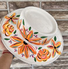 Hand painted hat  End comes out Size M: 22 inches approx. Thank you for supporting my small shop 🌷 Spanish is spoken ☺️ Wide Brim Hats As Spring Gifts, Custom Wide Brim Hat For Spring, Spring Gift Wide Brim Hats, Handmade Whimsical Wide Brim Fedora, Whimsical Handmade Wide Brim Fedora, Whimsical Handmade Wide Brim Sun Hat, Artisan Brimmed Sun Hat For Spring, Whimsical Wide Brim Handmade Fedora, Handmade White Brimmed Mini Hats