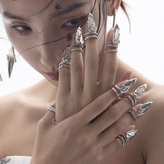 Nail Armor, Sleek Jewelry, Girls Y2k, Cool Women, Full Finger Rings, Sculptured Nails, Armor Ring, Image Swag, Y2k Jewelry