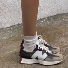 Chill Style, Cosmic Girl, Pretty Shoes Sneakers, Dad Sneakers, New Balance Shoes, Dream Shoes, Sneaker Collection, New Balance Sneaker