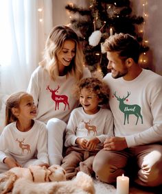 Weihnachtlicher Feiertagspullover Familienoutfit - Sweatshirt, casual fit, unisex Sweatshirt "We wish you a Merry Christmas and a wonderful time your loved ones." Das ideale Outfit für jeden Anlass im Winter oder Feiertagspullover. Winter Sweatshirt mit Frontdruck! Das superweiche Design zeigt feine und elegante Designs auf der Vorderseite oder der Brust. Dieses Produkt ist perfekt für Sie oder als Geschenk! ♥ PRODUKTIONSZEIT: 1-10 Tage (Produktion in Europa/Teilweise in den USA, wegen Liefereng Family Matching Crew Neck Winter Sweater, Family Matching Long Sleeve Winter Sweater, Christmas Long Sleeve Sweater With Letter Print, Christmas Sweater With Letter Print And Long Sleeves, Family Matching Long Sleeve Winter Tops, Family Matching Winter Tops For Gifts, White Christmas Sweater As A Gift, White Christmas Sweater As Gift, Christmas Gift Long Sleeve Sweatshirt