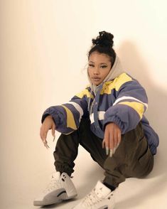 Street Wear Girl, Look Hip Hop, Look 80s, Looks Hip Hop, Outfit Photography, Clothing Nike, Design Hoodie, Vintage Sneakers, Tomboy Outfits