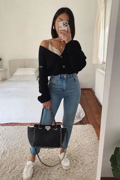 17 Cute And Casual Date Night Outfits Ideas We Obsess Over (2021 Guide) - Girl Shares Tips Night Outfits Ideas, Pub Outfit, Date Night Outfits Spring, Cute Date Night Outfits, Date Night Outfit Classy, Date Night Outfit Ideas, Casual Date Night Outfit, Night Outfit Ideas