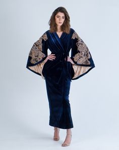 Glorious Velvet Kimono boasts a luxurious velvet exterior and a lining of silk and satin blend, exuding elegance. Adorned with lace on the sleeves, it is available in either burgundy or blue, adding a touch of sophistication to any ensemble. ✓ garment length - 147 cm/58'' ✓ wrap over style ✓ two sets of inside ties ✓ tie is included Material Composition: polyester 95%, elastane 5% Model is 172 cm/67.6'' tall and wears size  XS/S. Fancy Robe, 1920s Inspired Dresses, Fancy Robes, White Bridal Robe, Titanic Dress, Velvet Dressing Gown, Bridesmaid Dress Shoes, Dresses Western, Luxury Robes