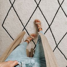 Teva Midform Outfit, How To Style Tevas, Teva Outfits, Platform Outfit