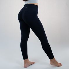 IDEAL PARA: Ropa casual, Danza, HITT, Levantamiento de pesas, Yoga + Pilates + Barra

SE SIENTE COMO: Diseñado con una tela suave como la mantequilla que ofrece la cantidad perfecta de elasticidad y compresión. Muy transpirable.

POR QUÉ LOS AMAMOS: Increíblemente halagadores. Le permite moverse libremente mientras brinda soporte completo.

 EXTRAS: Sin costura frontal, lo que elimina el look camel toe. ¡La pelusa y el cabello no atraen!

Las recomendaciones de tamaño son las siguientes:

0/2-XS 4/6-S 8/10-M/L 12-XL

 La modelo Alexa con mallas rojas brillantes mide 6' y usa una talla pequeña. Pilates Barre, Buttery Soft Leggings, Hair Do, Hoodies Mens, Soft Leggings, Mens Joggers, Seamless Leggings, Dress Trousers, Fabric Shop