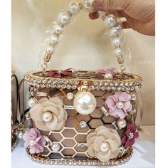 Brand Name: KHNMEETShape: BoxPlace Of Origin: GUANG DONG ProvinceHandbags Type: TotesTypes of bags: Shoulder HandbagsOrigin: CN(Origin)Main Material: MetallicClosure Type: HaspHardness: HARDStyle: FashionLining Material: PolyesterOccasion: partyGender: WOMENPattern Type: CharactersNumber of Handles/Straps: SingleInterior: Interior Slot PocketDecoration: AppliquesDecoration: LOCKDecoration: DiamondsDecoration: PearlItem Type: HandbagsColor: Black white, Red shoulder bagsKey Word: box Bag / clutch Cage Bag, Sac En Cuir Diy, Pearl Handbag, Prom Clutch, Majlis Perkahwinan, Mini Hand Bag, Beg Tangan, Hand Bags For Women, Wedding Handbag