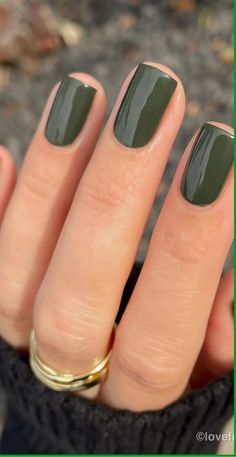 Fall Green Dip Nails, Chic Autumn Nails, Fall Colors Short Nails, Fall Nails Color Ideas, Short Nail Designs October, Chic Nail Colors, Fall Nail Green, Fall Trending Nails, Fall Nail Colors Short Nails