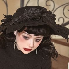 An elegant hat with a wide, drooping brim that gives it the look of a seductive black magician. The design decorated with feathers has a heretical atmosphere. Try wearing black to create a mysterious charm. 
 
 
 Size 
 
 FREE size 
 
 Head circumference: 56-58cm 
 Brim: 15cm 
 Depth: 8.2cm 
 
 
 
 
 Material 
 
 Wool Feathered Hat, Elegant Hats, Feather Hat, Head Circumference, Wearing Black, The Magicians, Free Size, Nose Ring, Villa