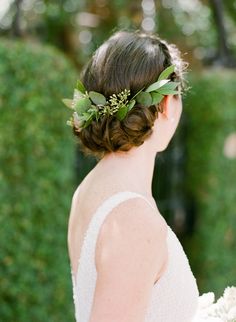 Greenery wedding hair accessory | Photography: The Happy Bloom - http://www.thehappybloom.com/ Short Hair Brides, Wedding Hairstyles For Natural Hair, Hairstyles For Natural Hair, Natural Hair Wedding, Bloom Wedding, Wedding Hair Colors, Wedding Hair Half, Chic Brides