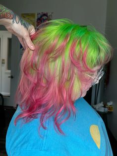 Pink and green hair, vivids fashion color hair Green To Red Hair, Half Green Half Pink Hair, Crazy Hair Dye Ideas For Short Hair, Hair Color Ideas For Blondes With Color, Pink And Green Short Hair, Watermelon Hair Color, Blond And Green Hair, Red And Green Hair Color, Pink And Green Hair Dye Ideas