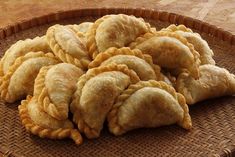 some kind of food that is in a basket on a table and ready to be eaten