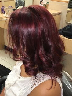 Maroon Hair Dye Ideas, Short Layered Burgundy Hair, Dark Red Hair With Blonde Highlights Burgundy, Colors To Dye Ur Hair, Aesthetic Promdress, Dark Red Hair With Blonde Highlights, Short Dark Red Hair, Short Burgundy Hair, Maroon Hair