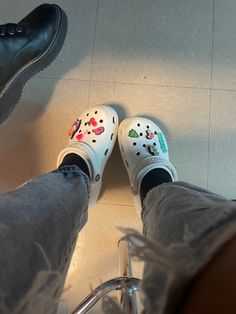 Jibbitz Crocs, White Crocs, Clogs Outfit, Crocs Fashion, Crocs Classic Clogs, Cute Friend Pictures, Hype Shoes, Croc Charms, Cute Friends