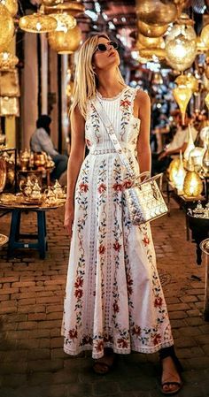 Maxi Dress Outfit Ideas, Twin Outfit, Pretty Maxi Dress, Embroidered Dresses, Dressing Well, Western Clothes, Maxi Dress Summer, Maxi Dress Outfit, Mandala Tattoo Design