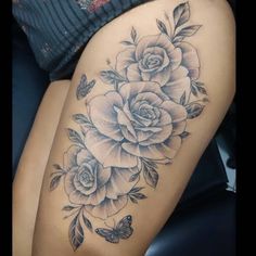 Inesquecível ameiiii😍 Thigh Rose Tattoos Women, Thigh Tats, Butterfly Thigh Tattoo, Upper Leg Tattoos, 2023 Tattoo, Tattooed Man, Mum Tattoo, Side Thigh Tattoos, Mama Tattoo