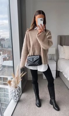 Stile Blair Waldorf, Adrette Outfits, Black Boots Outfit, Fest Outfits, Black Leggings Outfit, Boots And Leggings, Jumper Outfit