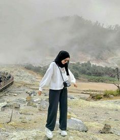 Syar'i Aesthetic, Crewneck And Jeans, Hijabi Modest Outfits, Ootd Ngampus, Outfit Ngampus, Hijab Fashion Summer, Hijabi Fashion Casual, Jeans Outfit Casual