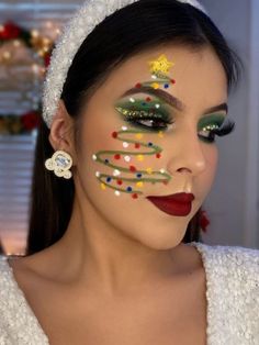 Christmas Makeup Looks Simple, Christmas Eyeliner, Creative Christmas Makeup, Eyeliner Creative, Simple Christmas Makeup, Makeup Looks Christmas, Grinch Makeup, Holiday Makeup Christmas, Reindeer Makeup