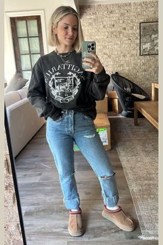 Hunter Premo Outfits, Sweatshirt Work Outfit, Sweatshirt Jeans Outfit, Jeans And Sweatshirt Outfit, Crewneck And Jeans, Graphic Sweatshirt Outfit, Cozy Ugg, Black Zodiac, Ribbed Jeans